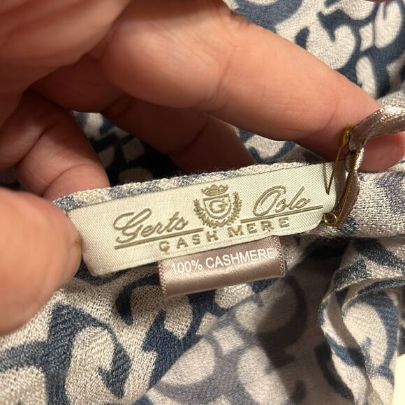 GERTS OSLO Cashmere Scarf NWT Eyelash Fringe Logo Gray Blue Neutral OSFA - Picture 5 of 6